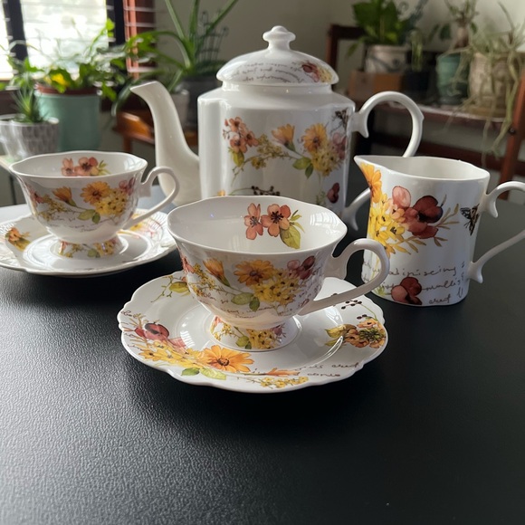 Other - Eileen’s Reserve Floral Tea Set- pot, cream pourer, 2 cups and saucers